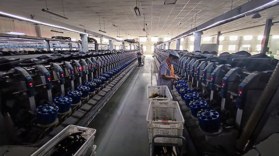 19 Sterkte Polyester NE40/1 Ring Spun Garne voor weven / breien in speciaal zwart