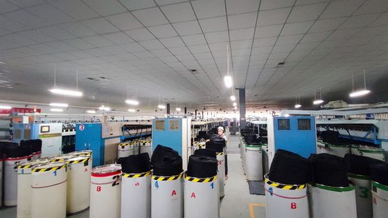 19 Sterkte Polyester NE40/1 Ring Spun Garne voor weven / breien in speciaal zwart